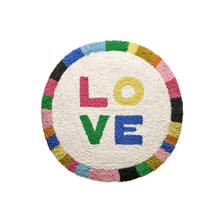 Afbeelding van een rond kussen met het woord LOVE erop - SuperMatique