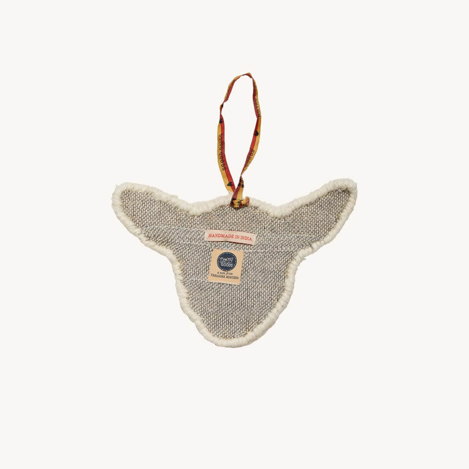 Afbeelding van achterkant van cadeauhanger handgemaakt van getuft wol in vorm van een lammetje Doing Goods - SuperMatique