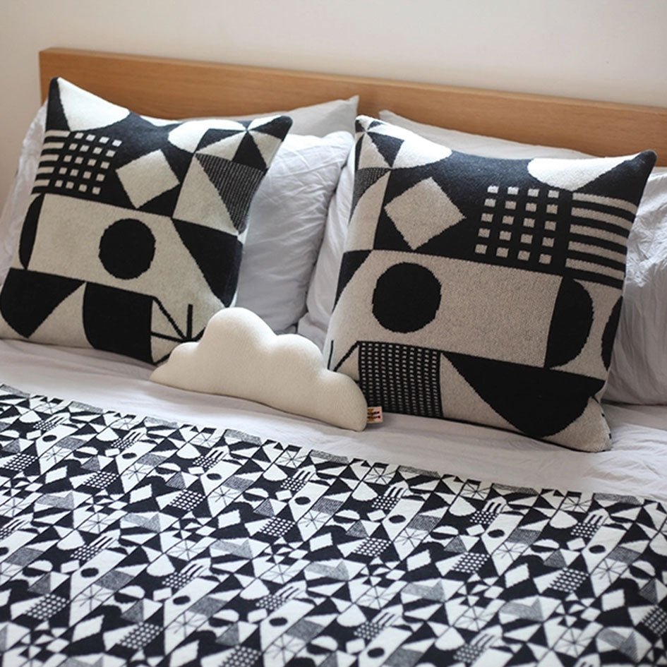 Monoglyph Sierkussen - Donna Wilson - SuperMatique