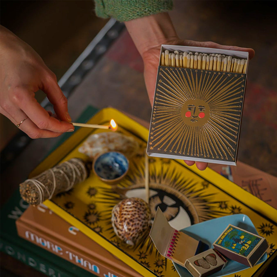 Afbeelding luciferdoosje met golden zon Archivist Gallery - SuperMatique