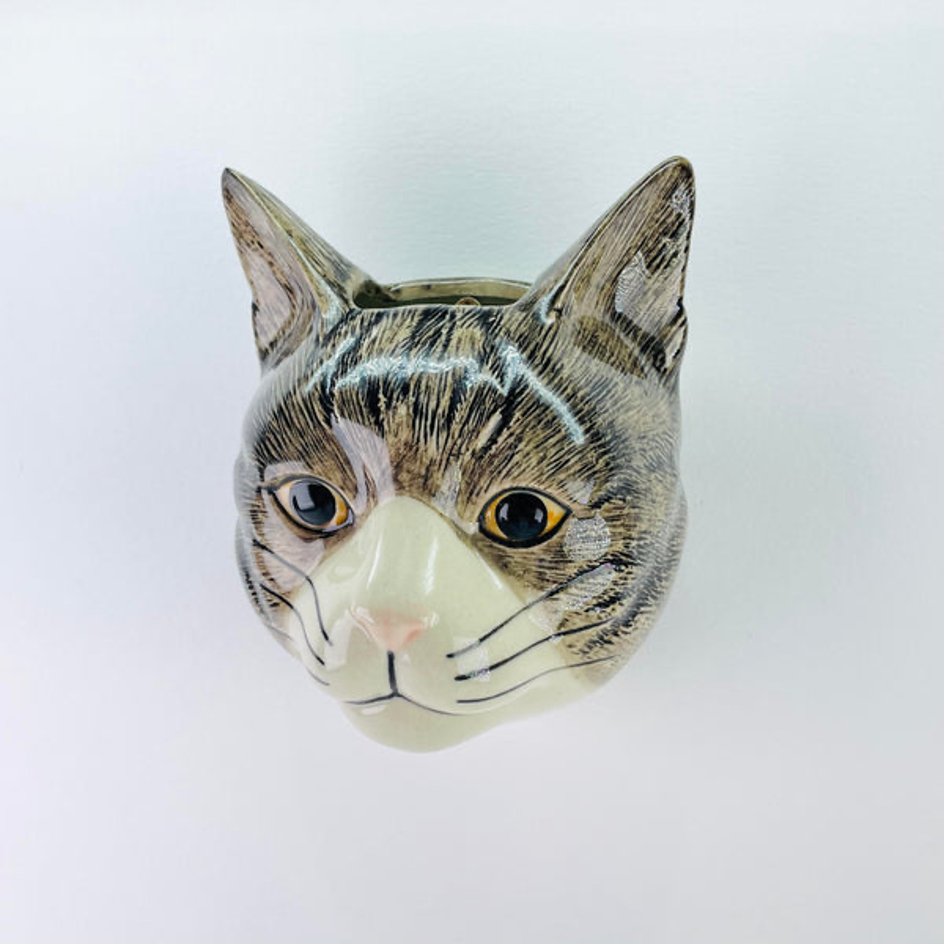 Bruin met wit Kat Millie Wandvaas Quail Ceramics - SuperMatique