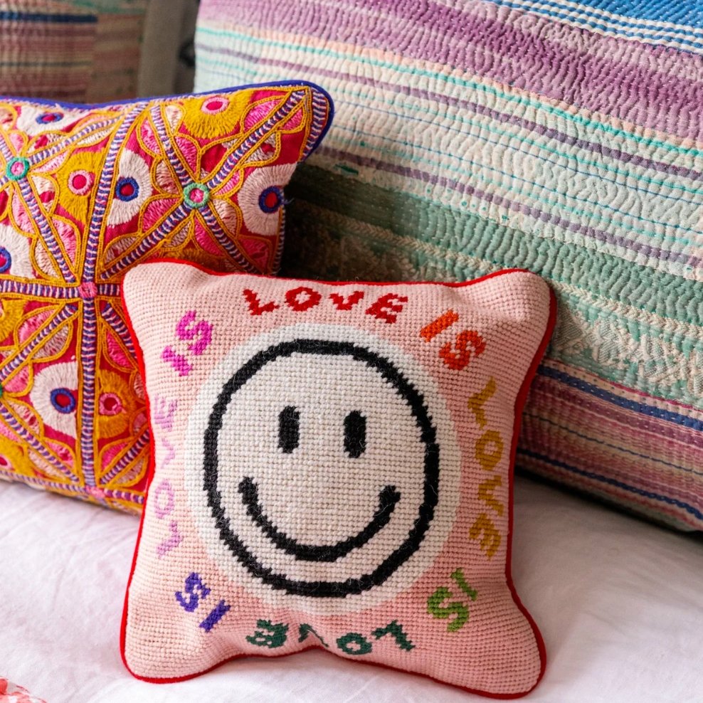 Love is love handgeborduurd kussen - SuperMatique