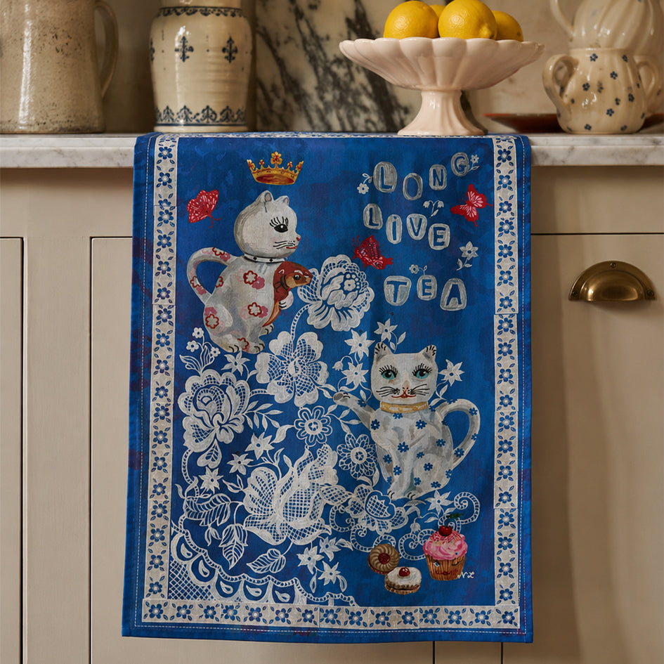 Afbeelding van linnen theedoek illustratie van katten, bloemen en cupcakes op blauw achtergrond Avenida Home - SuperMatique 