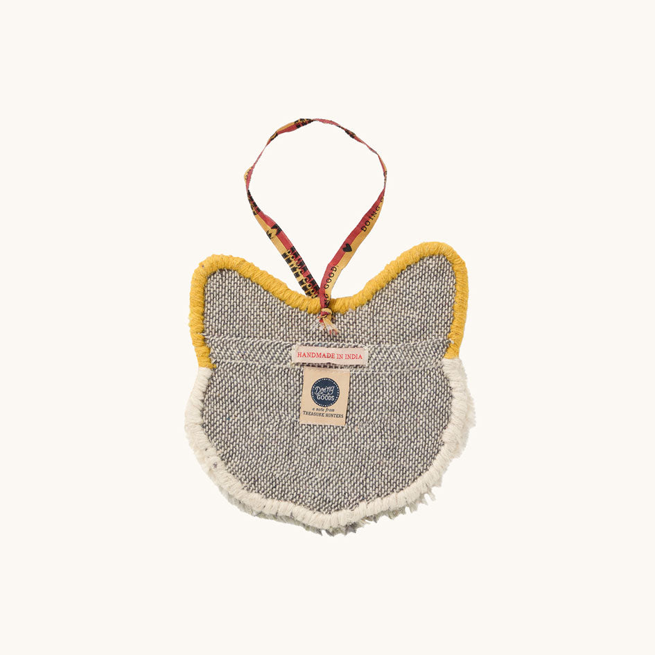 Afbeelding van achterkant van handgemaakt cadeauhanger uit getuft wol in vorm van een vosje Doing Goods - SuperMatique