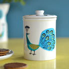Afbeelding van keramiek opbergpot met illustratie van blaue en turquoise pauw Hannah Turner Ceramics - SuperMatique