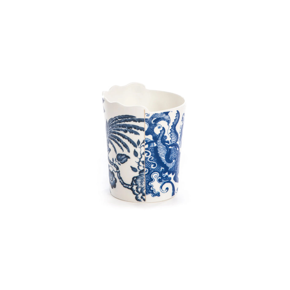 Afbeelding van blauw-wit porselein mok met hybrid ontwerp met motief van draak en exotisch vogel Seletti - SuperMatique