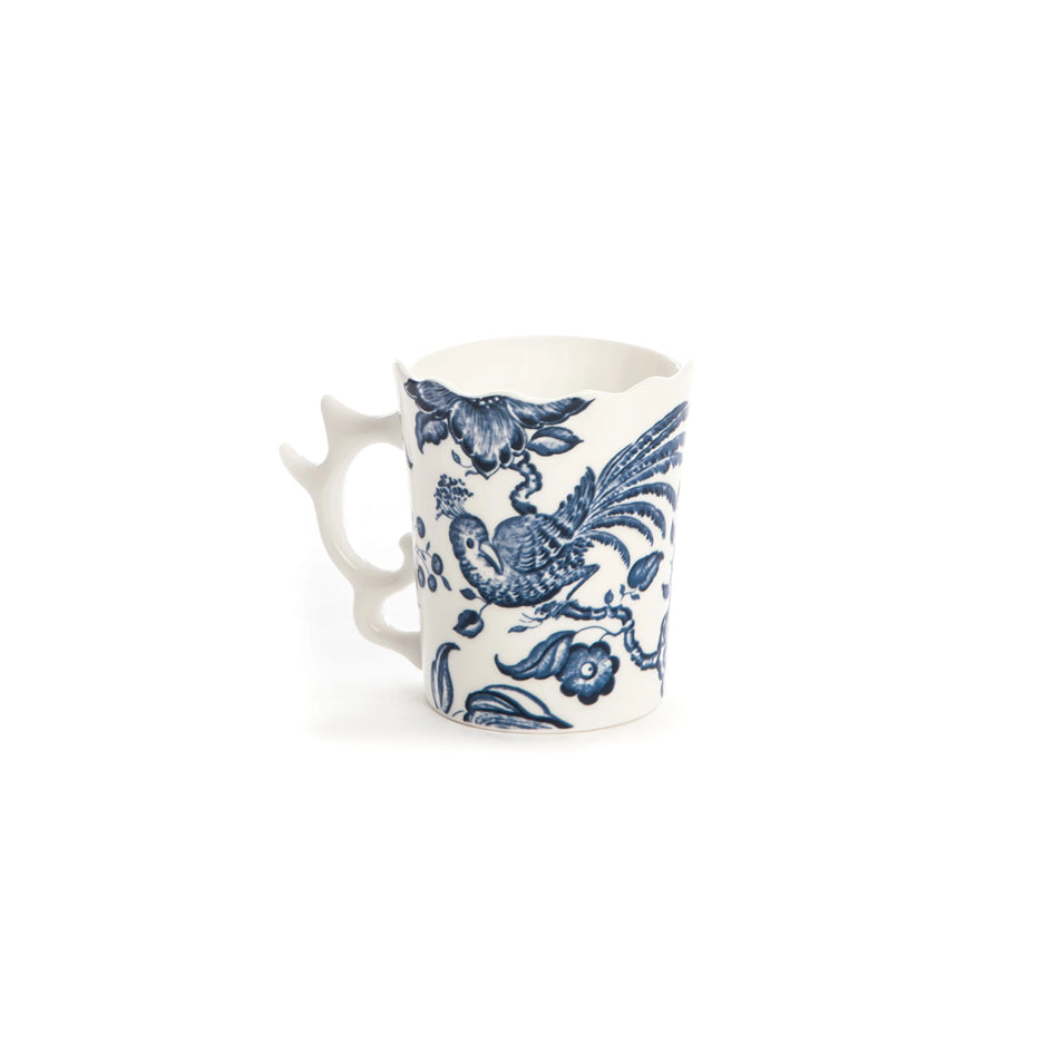 Afbeelding van blauw-wit porselein mok met hybrid ontwerp met motief van draak en exotisch vogel Seletti - SuperMatique