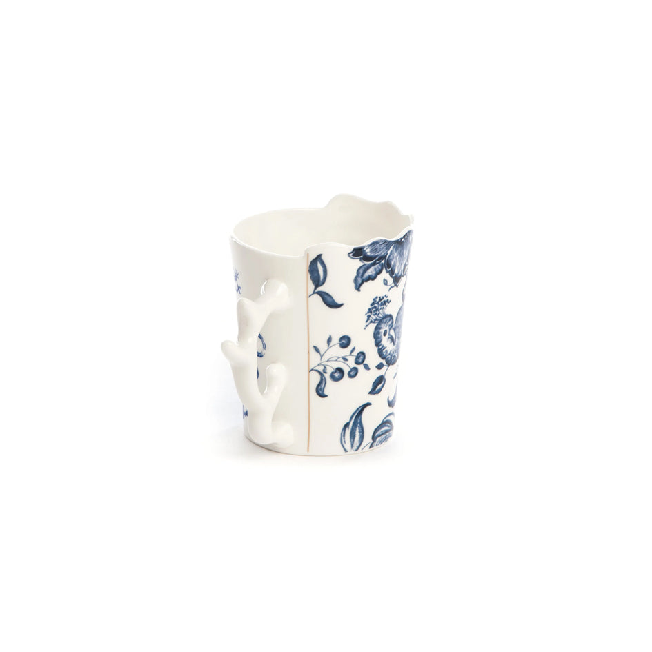 Afbeelding van blauw-wit porselein mok met hybrid ontwerp met motief van draak en exotisch vogel Seletti - SuperMatique