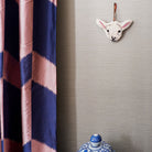 Afbeelding van cadeauhanger handgemaakt van getuft wol in vorm van een lammetje Doing Goods - SuperMatique