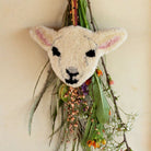 Afbeelding van cadeauhanger handgemaakt van getuft wol in vorm van een lammetje Doing Goods - SuperMatique