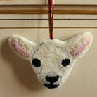 Afbeelding van cadeauhanger handgemaakt van getuft wol in vorm van een lammetje Doing Goods - SuperMatique