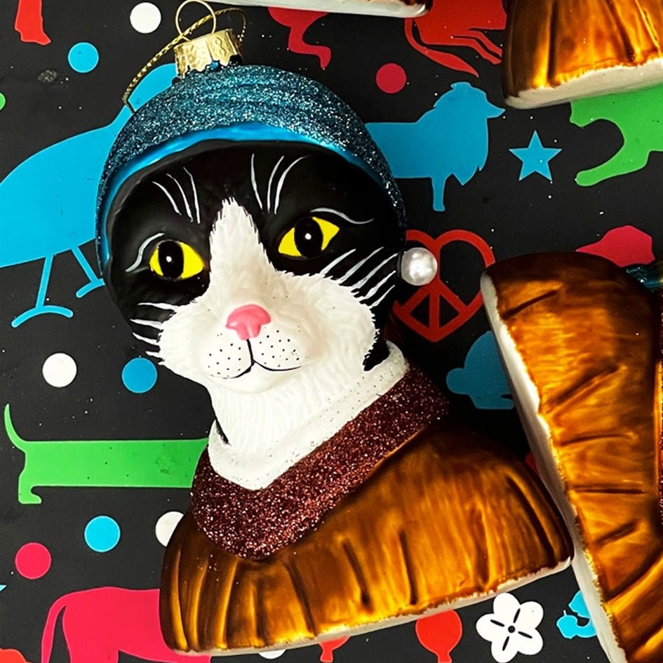 Meisje met de Parel Tuxedo Kat Kerstornament - Naked Decor - SuperMatique