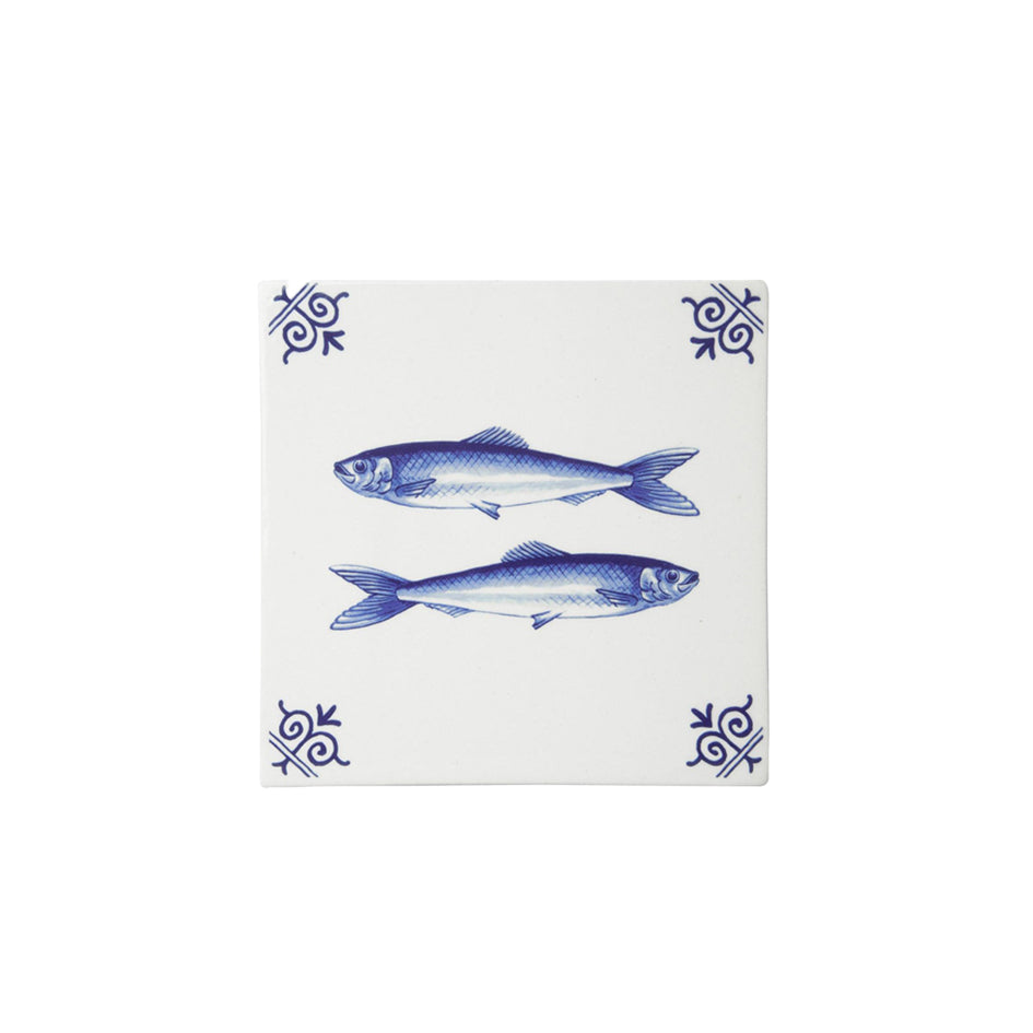 Afbeelding van keramiek tegel met motief van twee blauw-witte vissen Heinen Delfts Blauw - SuperMatique