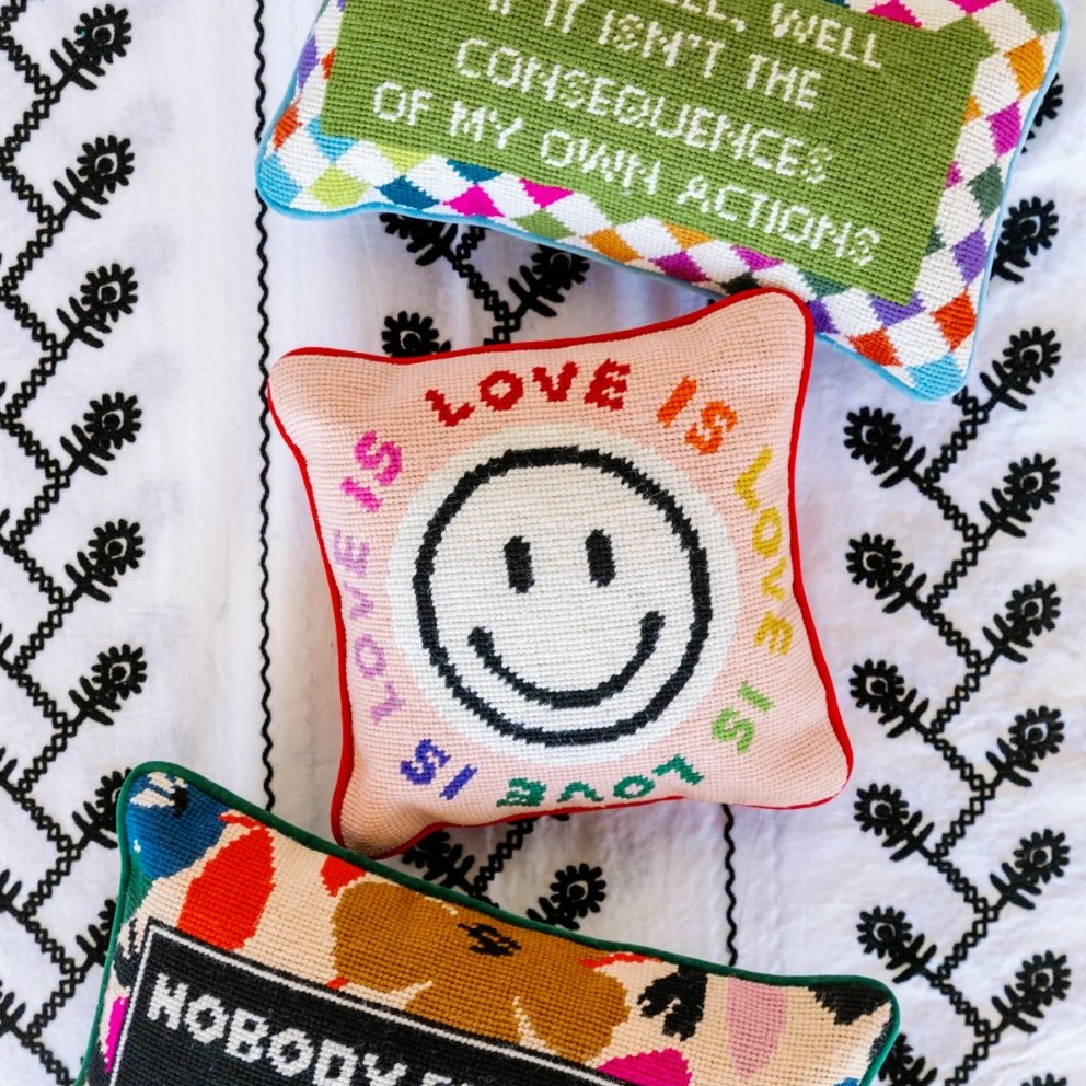 Love is love handgeborduurd kussen - SuperMatique