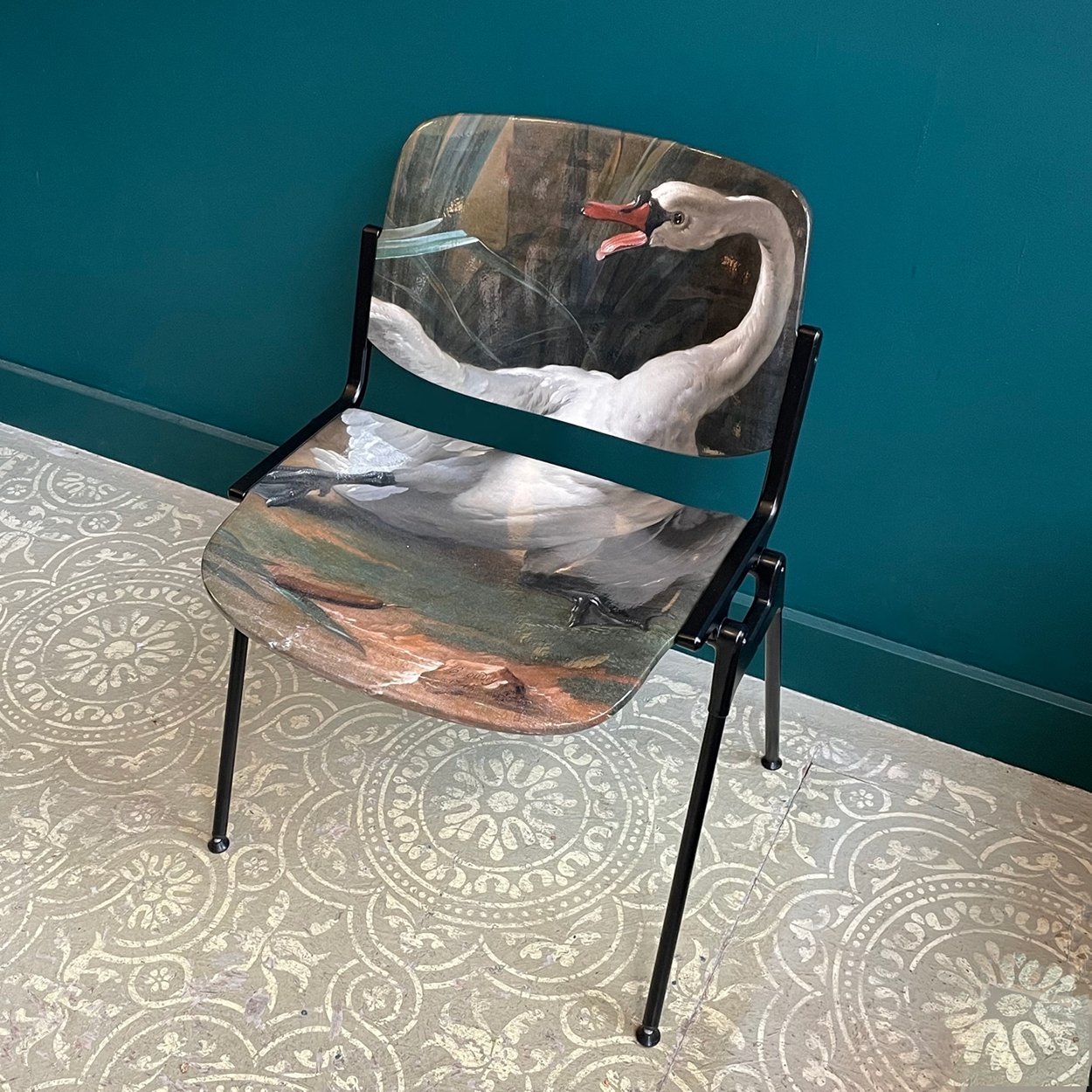 Swan Chair - SuperMatique